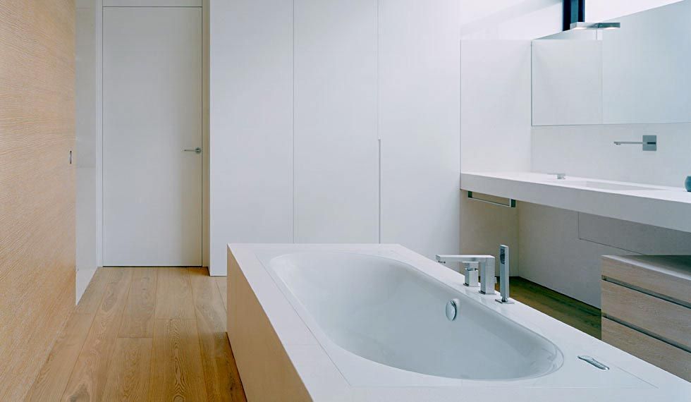 Ein Badezimmer mit Badewanne und zwei Waschbecken