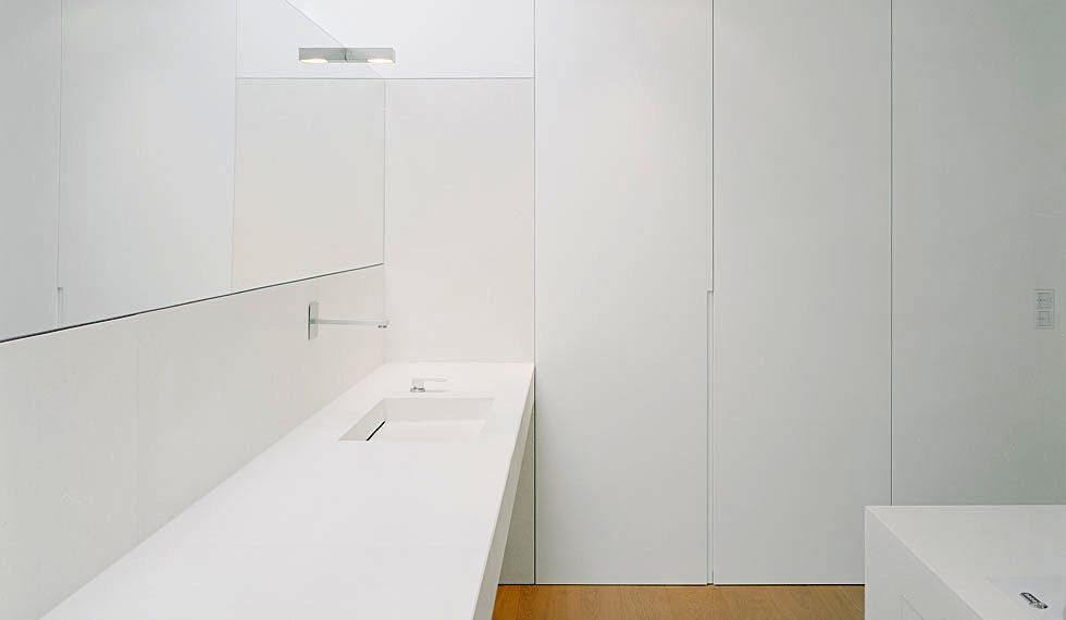 Ein Badezimmer mit Waschbecken, Badewanne und Dusche.