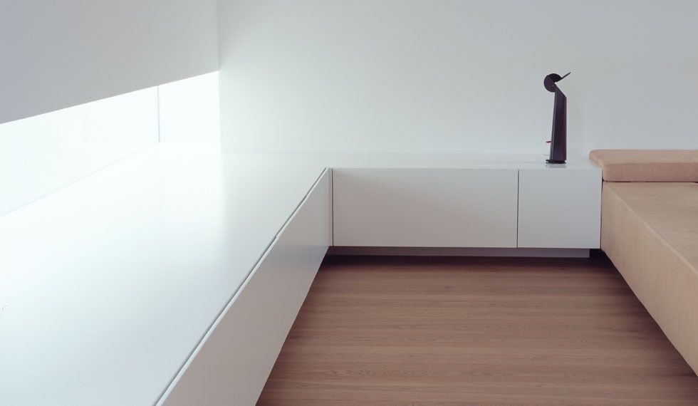 Ein Wohnzimmer mit einer Couch und einer Statue an der Wand