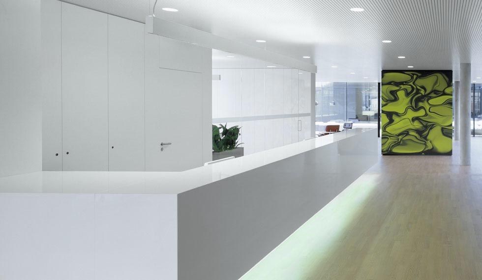 Ein weißer Tresen in einem Flur mit einem grünen Licht dahinter.