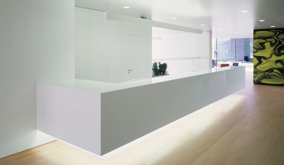 In der Mitte des Raumes steht eine lange weiße Theke.