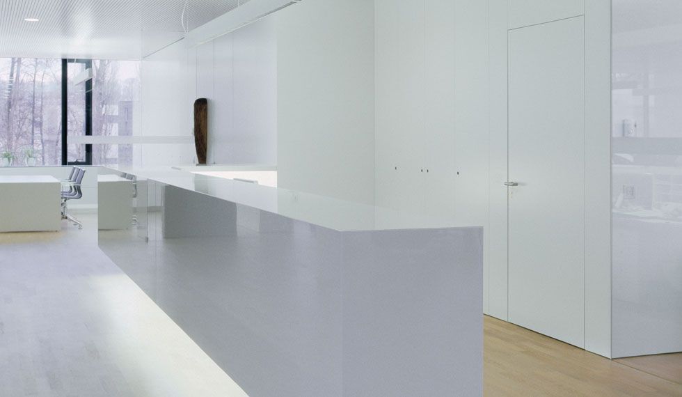 In der Mitte des Raumes steht eine lange weiße Theke.