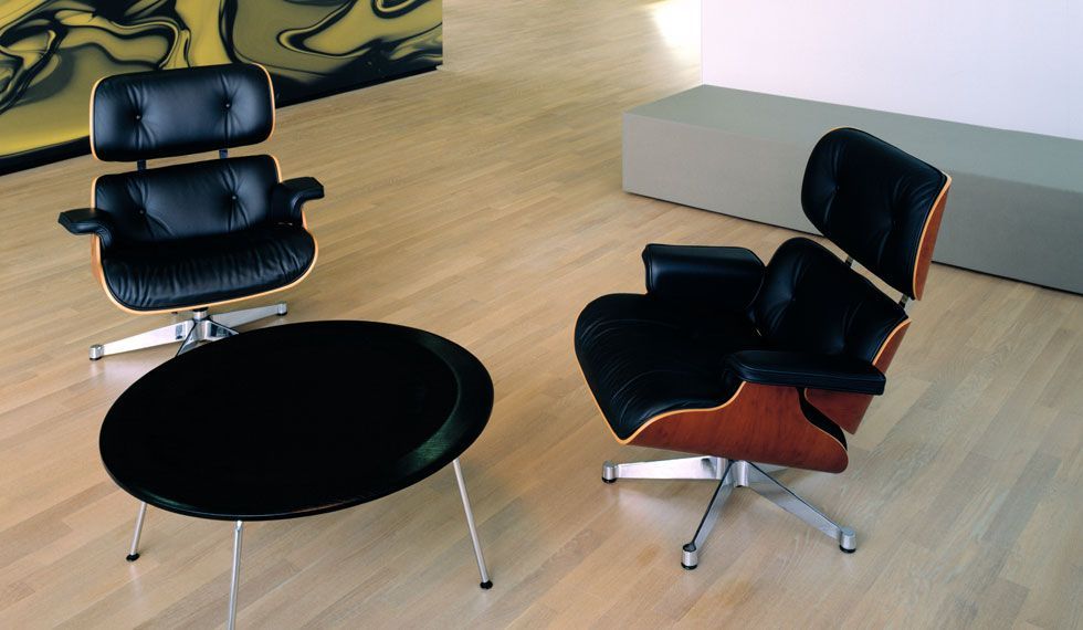 Zwei Stühle und ein Tisch auf einem Holzboden