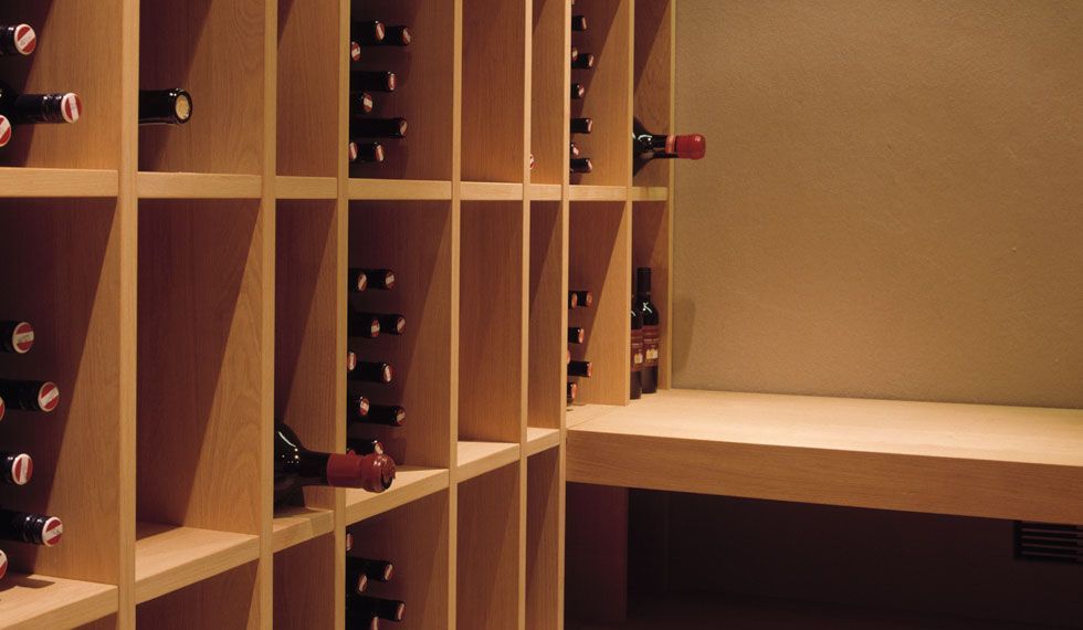 Eine Reihe von Holzregalen gefüllt mit Weinflaschen