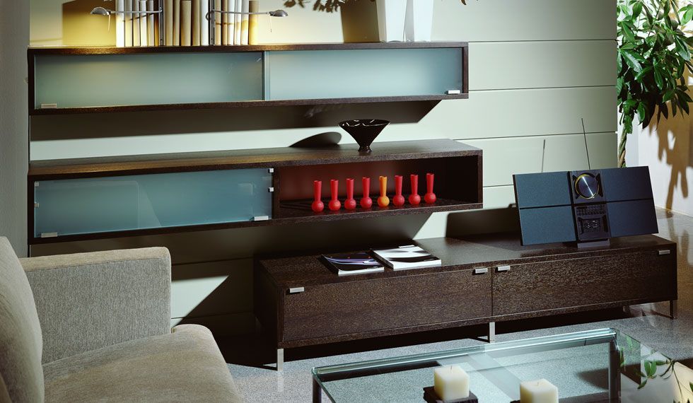 Ein Wohnzimmer mit einer Couch und einem Couchtisch aus Glas