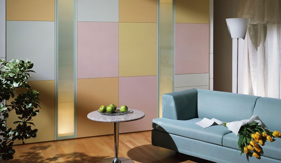 Ein Wohnzimmer mit einer Couch, einem Tisch und einer Lampe