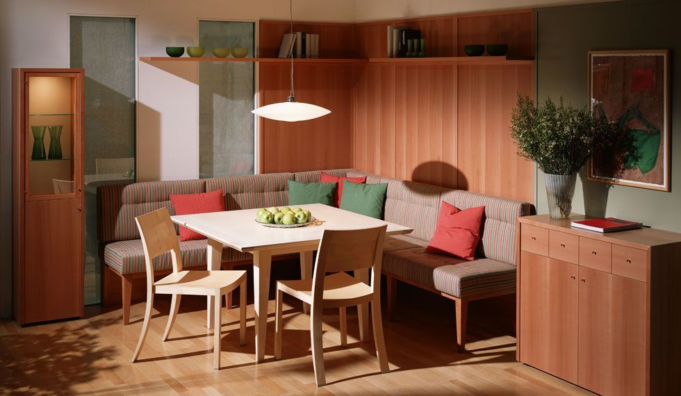 Ein Esszimmer mit Tisch und Stühlen und einer Couch