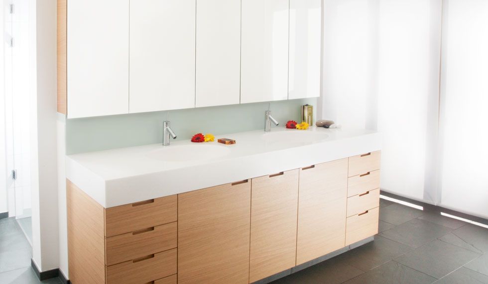 Eine Küche mit zwei Spülbecken und Holzschränken.