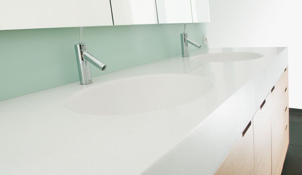 Ein Badezimmer mit zwei Waschbecken und zwei Wasserhähnen