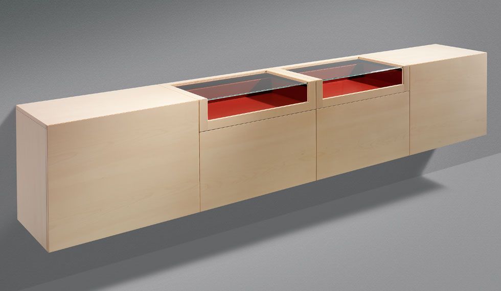 Ein langer weißer Schrank mit roten Schubladen und einer Glasplatte