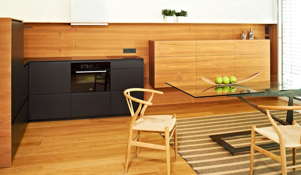 Eine Küche mit einem Tisch und Stühlen darin