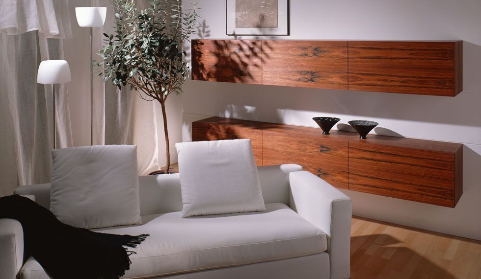 Ein Wohnzimmer mit einem weißen Sofa und einer schwarzen Decke