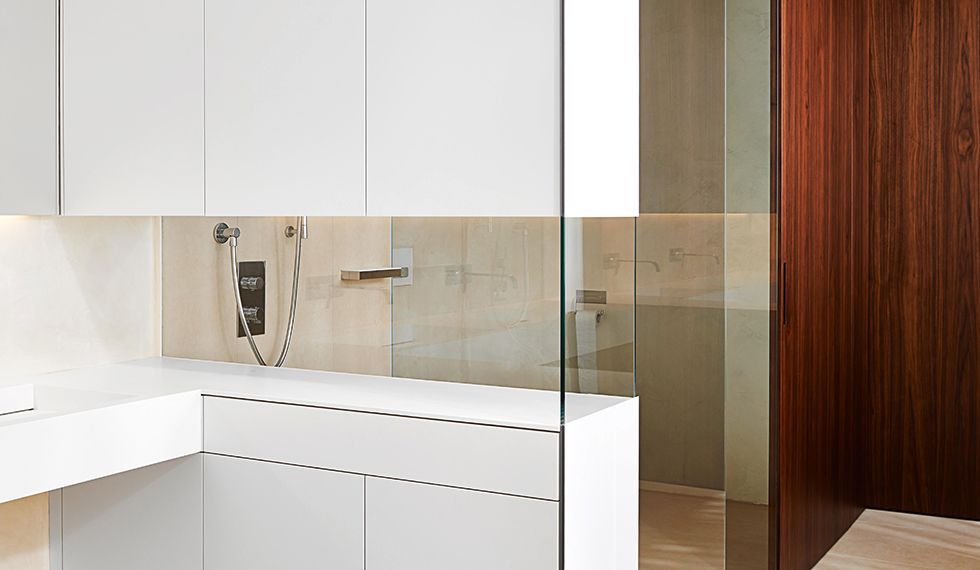 Ein Badezimmer mit ebenerdiger Dusche und Waschbecken