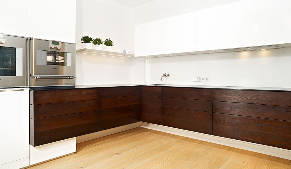 Eine Küche mit Holzschränken und Geräten aus Edelstahl