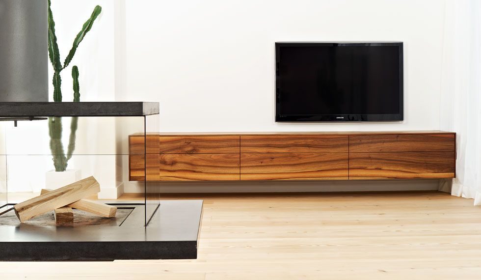 Ein Wohnzimmer mit Kamin und Flachbildfernseher.