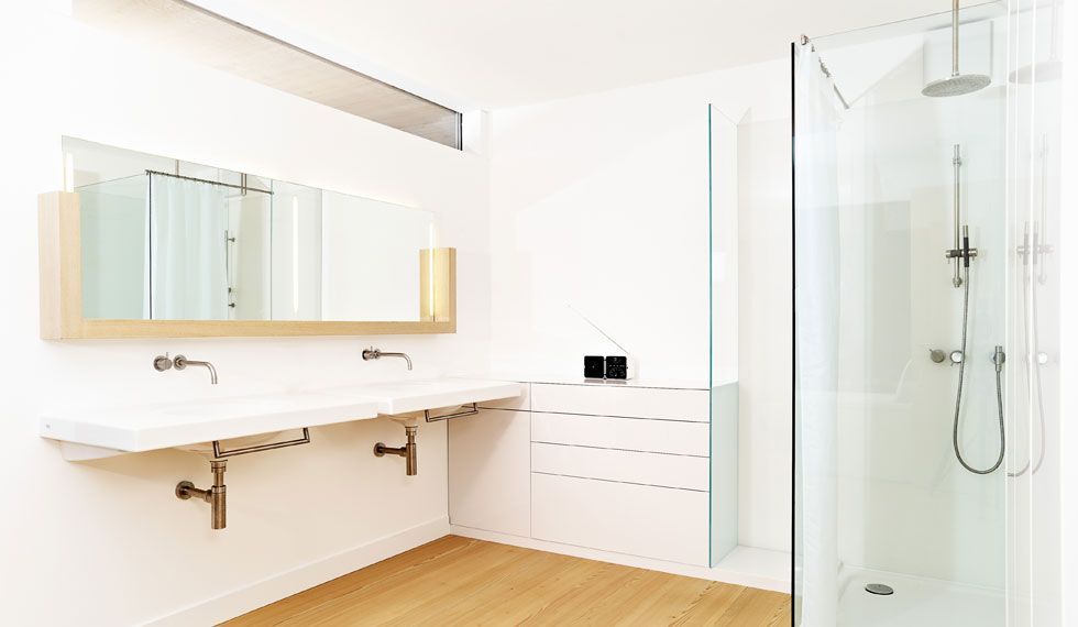 Ein Badezimmer mit zwei Waschbecken und einer ebenerdigen Dusche.