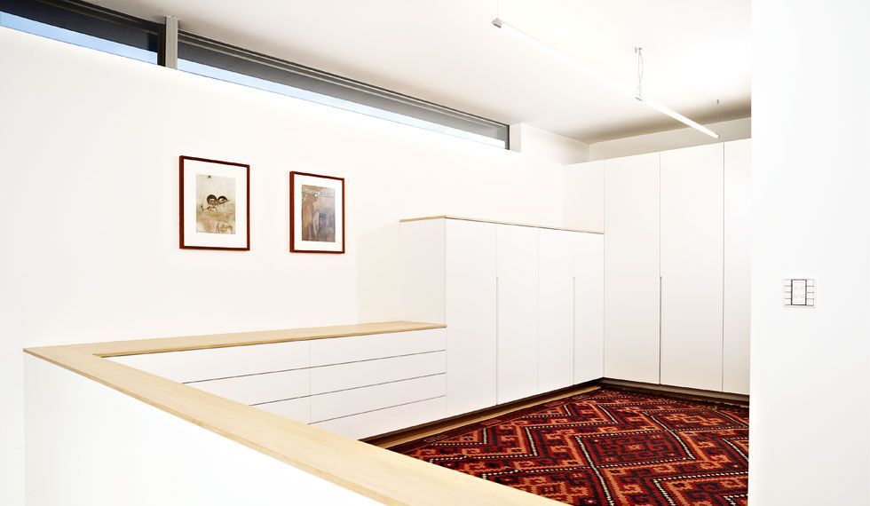 Ein Raum mit einem Teppich auf dem Boden und einem Fenster.