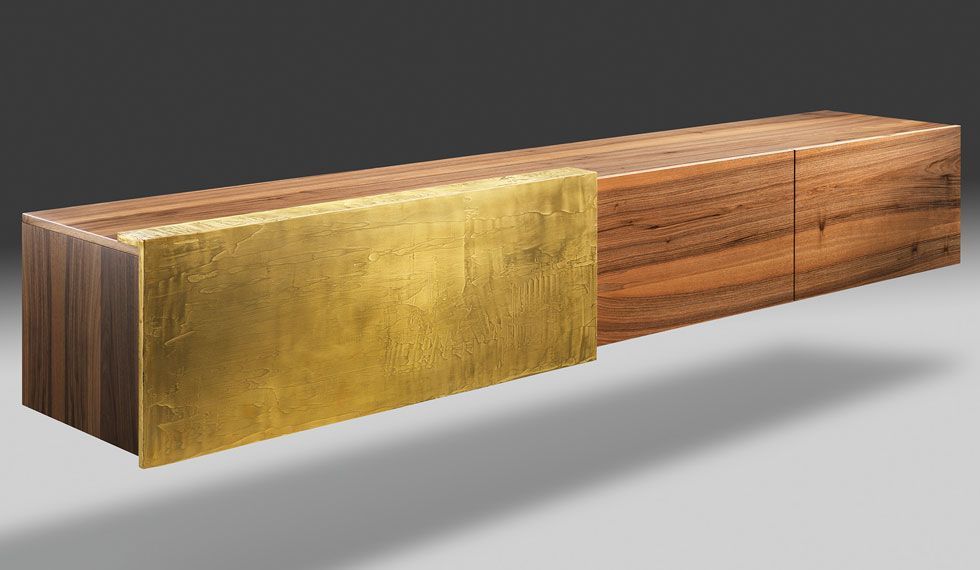 Ein Holzblock mit einer Goldfolie darauf