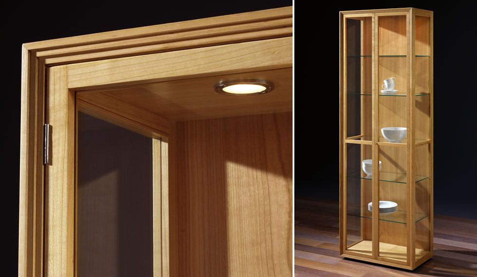 Zwei Bilder einer Holzvitrine mit Glastüren