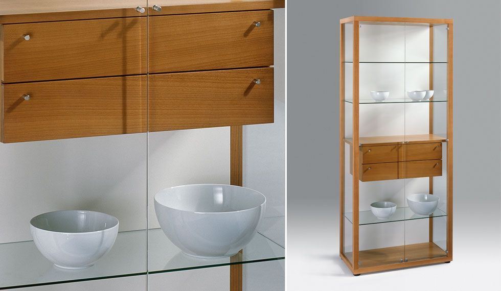 Zwei Bilder einer Vitrine mit Schüsseln darauf