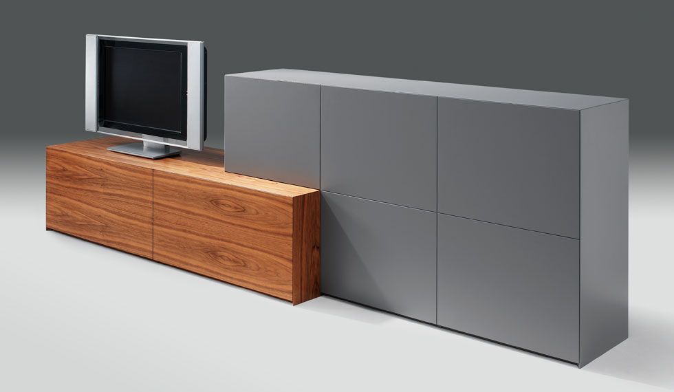 Auf einem hölzernen Entertainment-Center steht ein Fernseher.