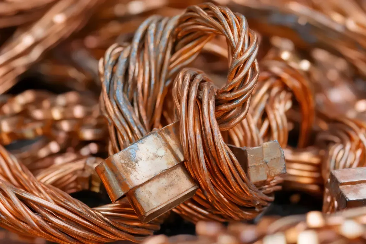 Restos de alambre de cobre, retorcidos y agrupados, con color cobre visible.