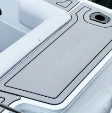 Silberne Smartphone-Hülle mit schwarzem Rand liegt in einem weissen Tablett.