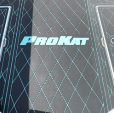 ProKat-Logo auf dunklem, gestepptem Untergrund mit türkisfarbenen Rautensteppungen