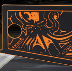 Orangefarbene Oktopus-Strichzeichnung auf schwarzem Hintergrund, vermutlich ein individuell gestaltetes Computergehäuse oder eine dekorative Abdeckung