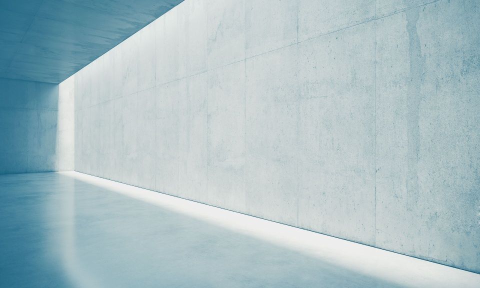 Minimalistischer weisser Flur mit bläulich getönten Wänden und Boden, beleuchtet von sanftem Tageslicht