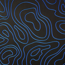 Abstrakter dunkler Hintergrund mit leuchtend blauen Konturlinien wie eine topografische Karte