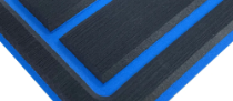 Schwarzes Stofftäschchen mit blauem Rand und diagonalem Überschlag, Nahaufnahme