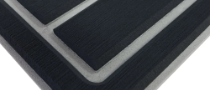 Nahaufnahme einer schwarzen Passepartout-Matte mit hellgrauem Rand und diagonalen Zierlinien