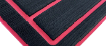 Schwarze, strukturierte Matte mit leuchtend pinkfarbenem Rand und diagonalem Eckdetail