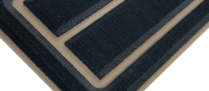 Nahaufnahme eines dunkelblauen Teppichs mit beigem Rand und kantigem geometrischem Muster