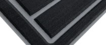 Nahaufnahme von schwarzen und grauen, strukturierten Matten, die in einem geometrischen Muster angeordnet sind