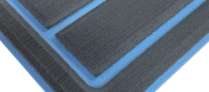 Nahaufnahme einer schwarzen, strukturierten Passepartout-Oberfläche mit blauen Randlinien und blauen Eckverzierungen.