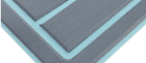 Nahaufnahme eines grauen Tablets oder Notizbuchs mit hellblauem Rand und diagonalen Streifen