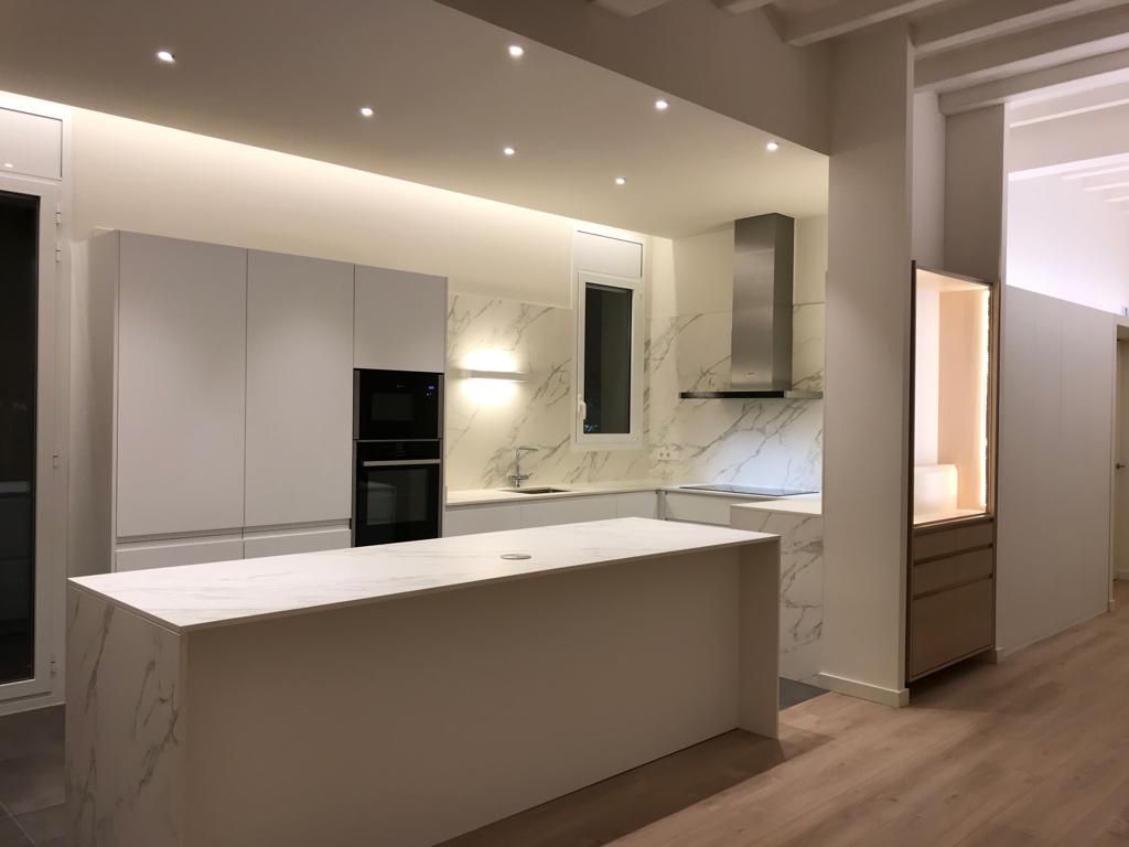 Hay una gran isla en el medio de la cocina.