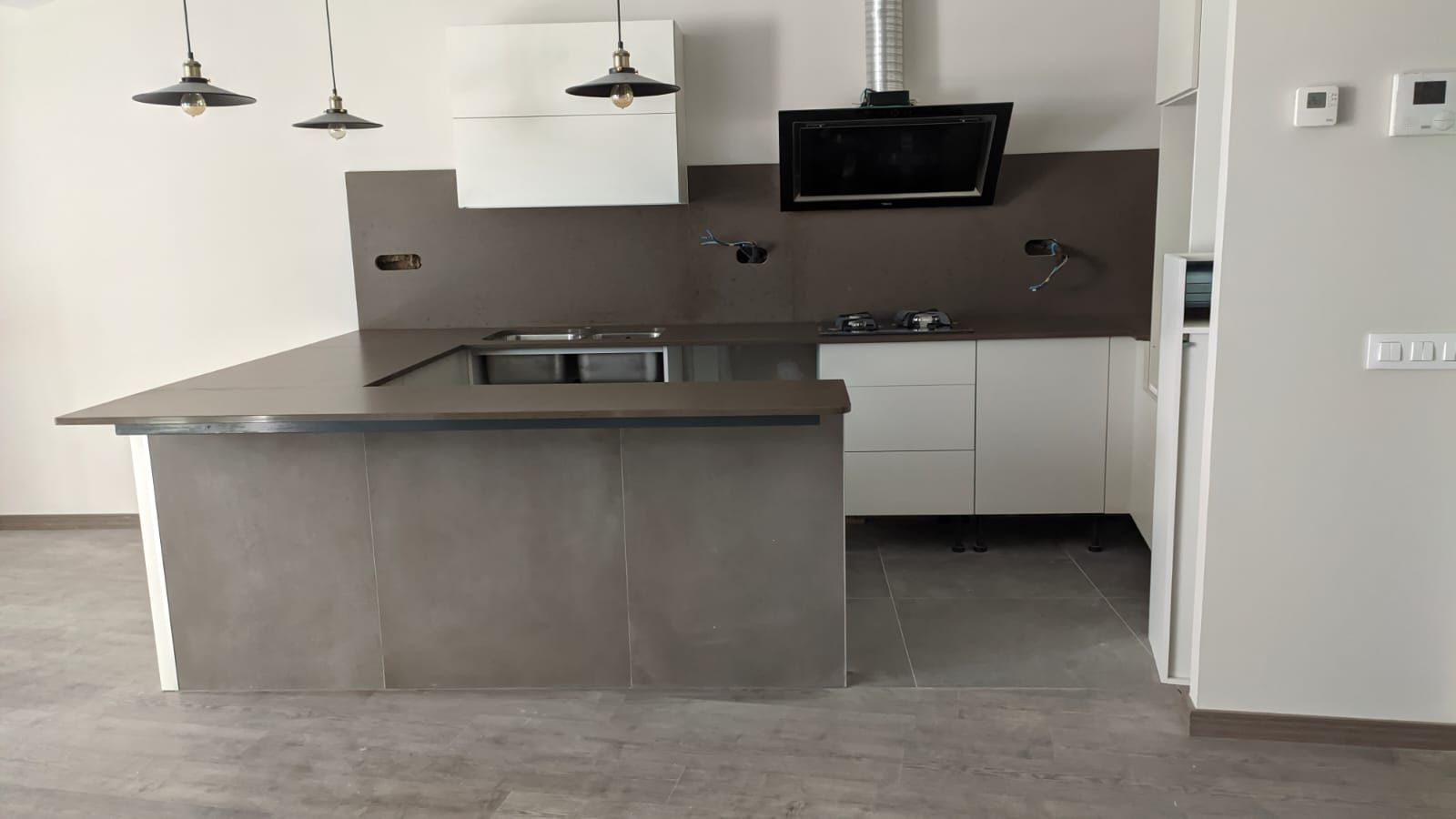 Una cocina con una gran isla en el medio.