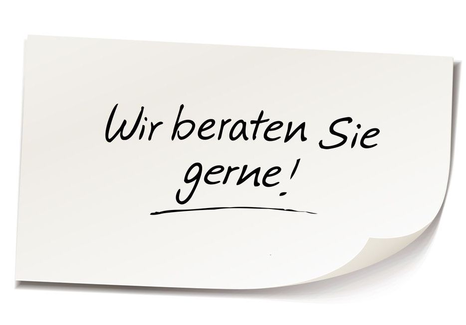Paartherapie, Paar sitzt auf Sofa gegenüber ist Person von hinten zu sehen