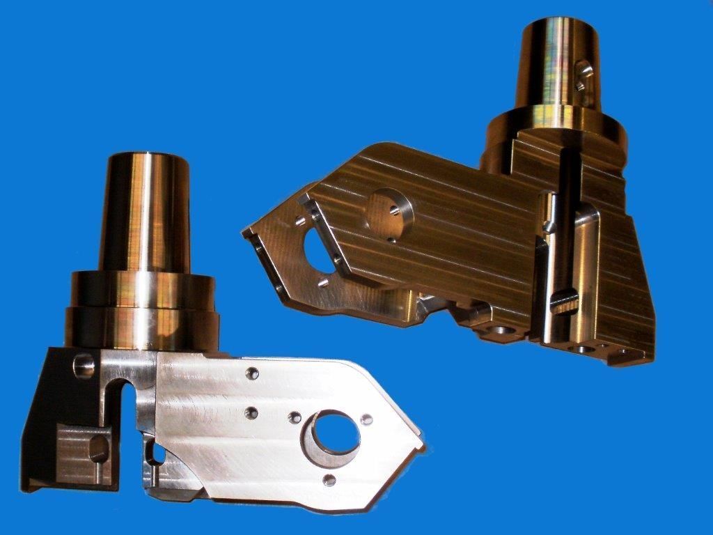 ein paar Metallteile auf einem blauen Hintergrund