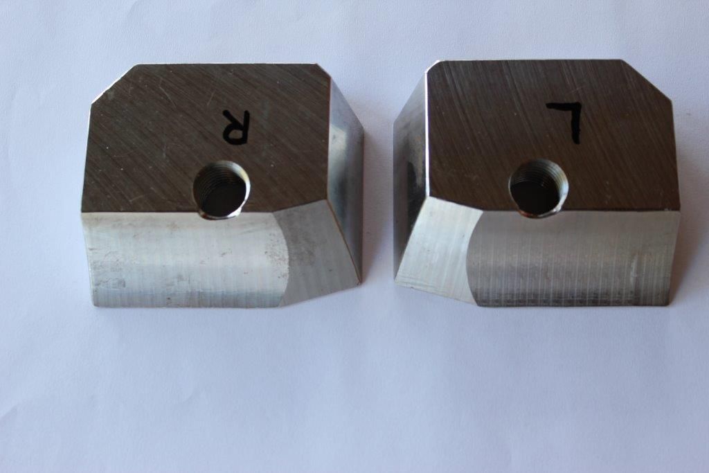 ein paar Metallteile mit Buchstaben darauf