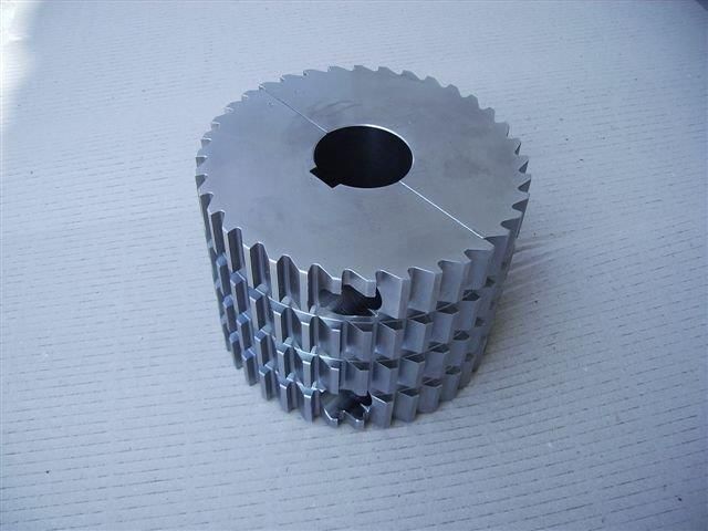 ein Zahnrad mit einem Loch in der Mitte auf einer weißen Oberfläche .