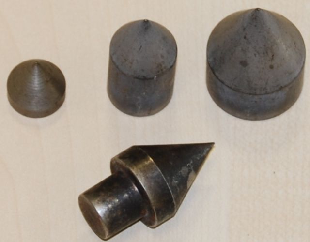 eine Gruppe von Metallteilen, die auf einem Tisch liegen