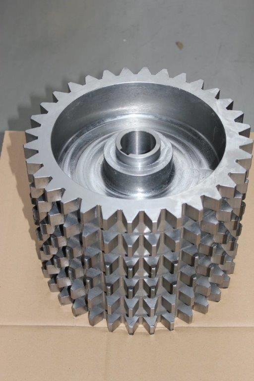 ein großes Metallgetriebe liegt auf einem Karton .