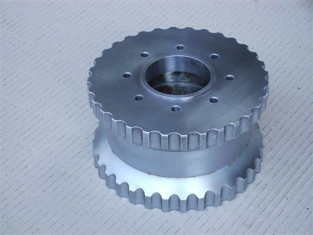 ein Metallrad mit Löchern in der Mitte auf einem Tisch .