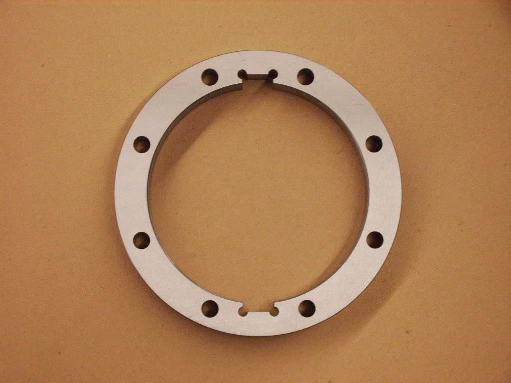 ein Metallring mit Löchern in der Mitte auf einem Tisch