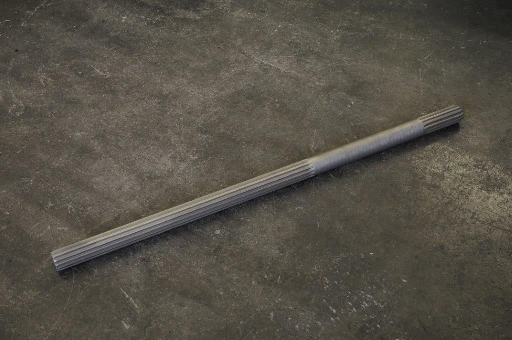 ein langer Metallstab liegt auf einem Betonboden .