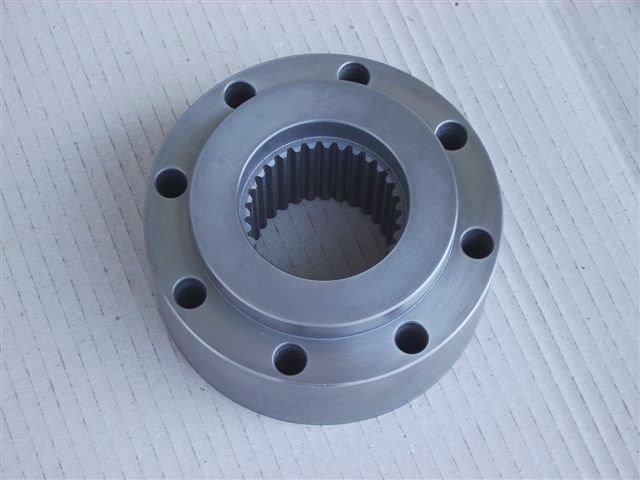 ein Metallring mit Löchern in der Mitte auf einem Tisch .